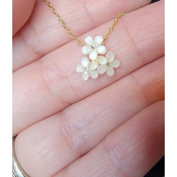 NIB Elegant Mother of Pearl Flower Necklace with Crystals - Picture 8 of 13